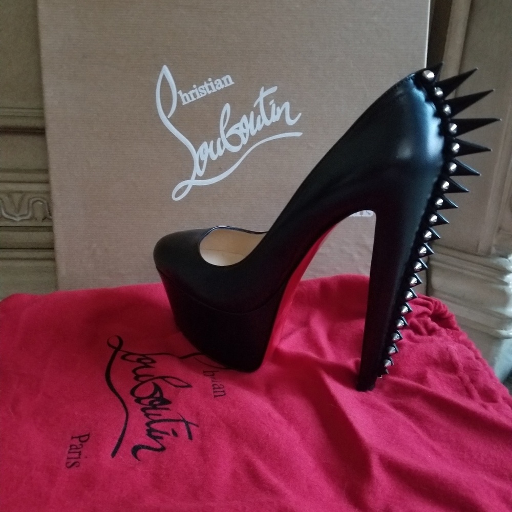 🚨PRICED TO SELL! Electropump Spiked Louboutins